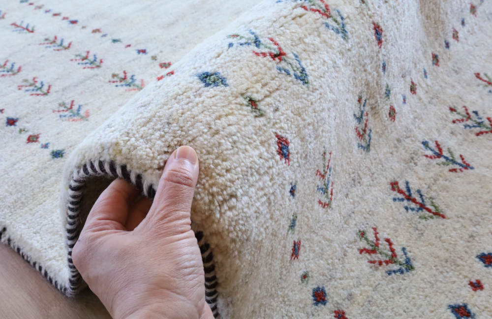 ギャッベ　イラン産　201×146cm　cg21617　端処理や厚み、織り目の様子