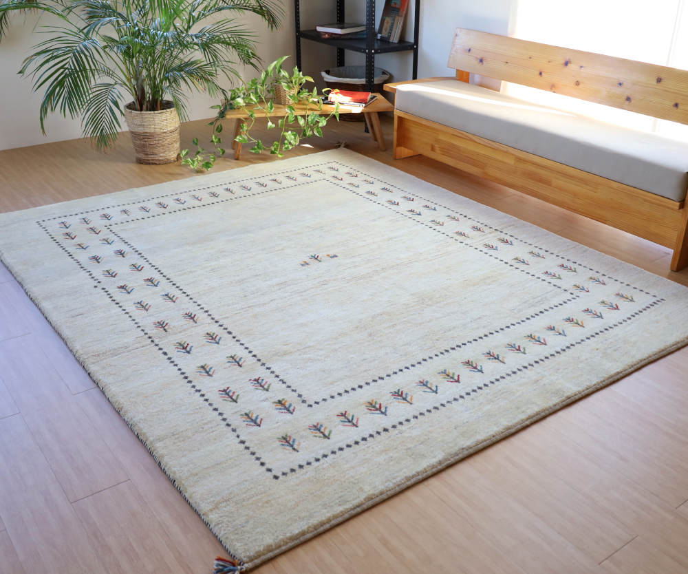 ギャッベ　イラン産　253×208cm　cg21618　正面から見たところ