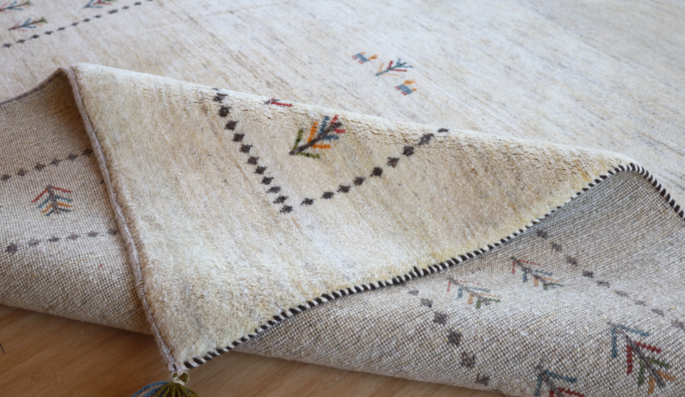 ギャッベ　イラン産　253×208cm　cg21618　角を折り曲げたところ