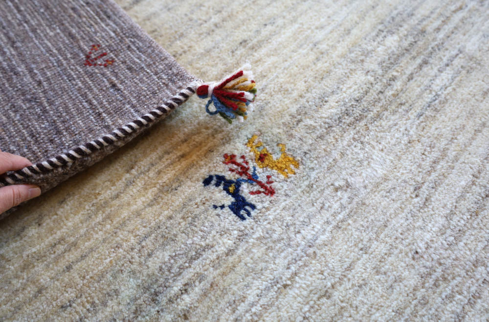 ギャッベ　イラン産　197×150cm　cg21619　近くから見た様子