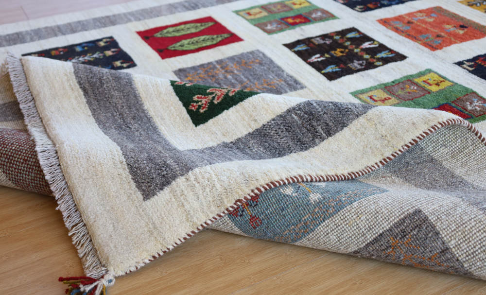 ギャッベ　イラン産　240×177cm　cg21621　角を折り曲げたところ