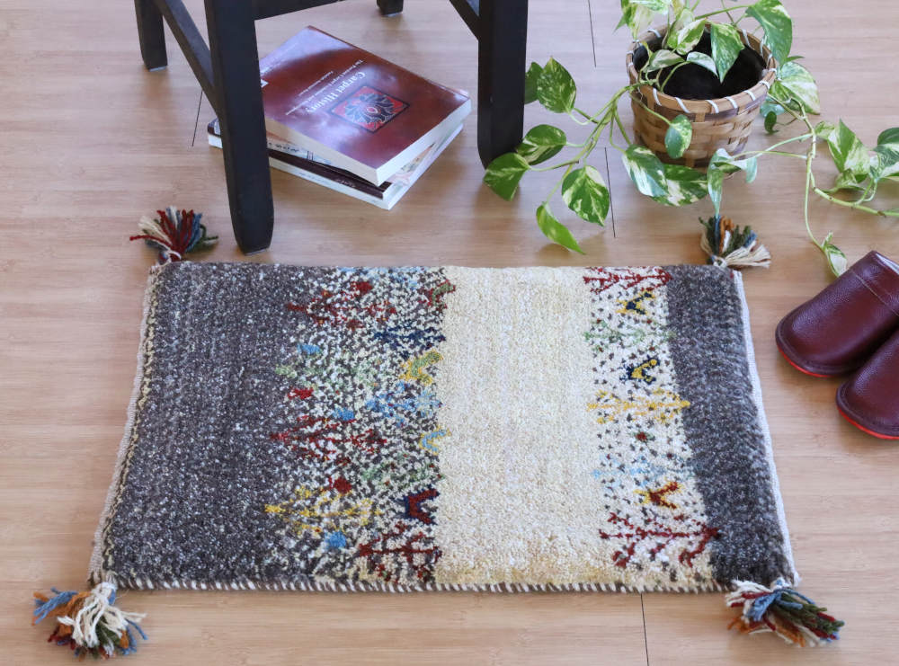 ギャッベミニマット　ナチュラル（グレー×アイボリー）　60×40cm 部屋に敷いたイメージ