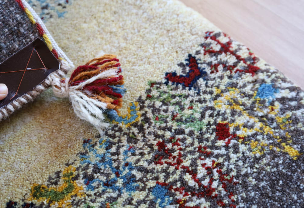 ギャッベミニマット　ナチュラル（グレー×アイボリー）　60×40cm 端部分を近くでみたところ