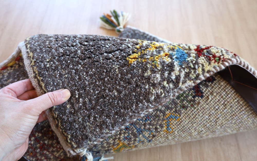 ギャッベミニマット　ナチュラル（グレー×アイボリー）　60×40cm 毛並みや模様の細部