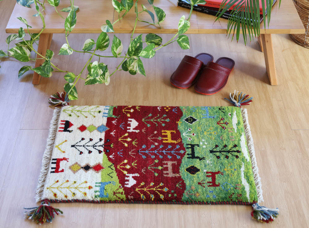 ギャッベミニマット　3色　62×42cm 部屋に敷いたイメージ