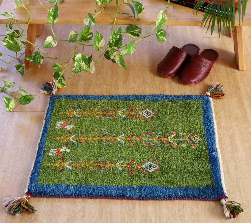 ギャッベミニマット　青×緑　62×44cm 部屋に敷いたイメージ