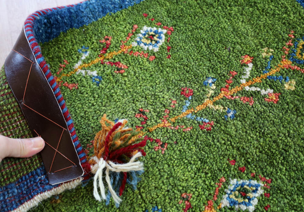 ギャッベミニマット　青×緑　62×44cm 端部分を近くでみたところ