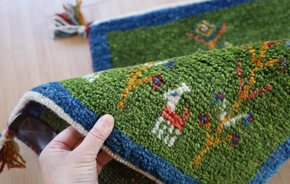 ギャッベミニマット　青×緑　62×44cm 毛並みや模様の細部