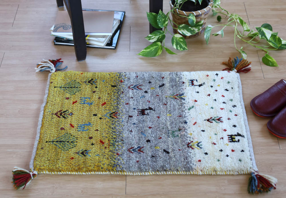 ギャッベミニマット　白×グレー×黄色　65×42cm 部屋に敷いたイメージ