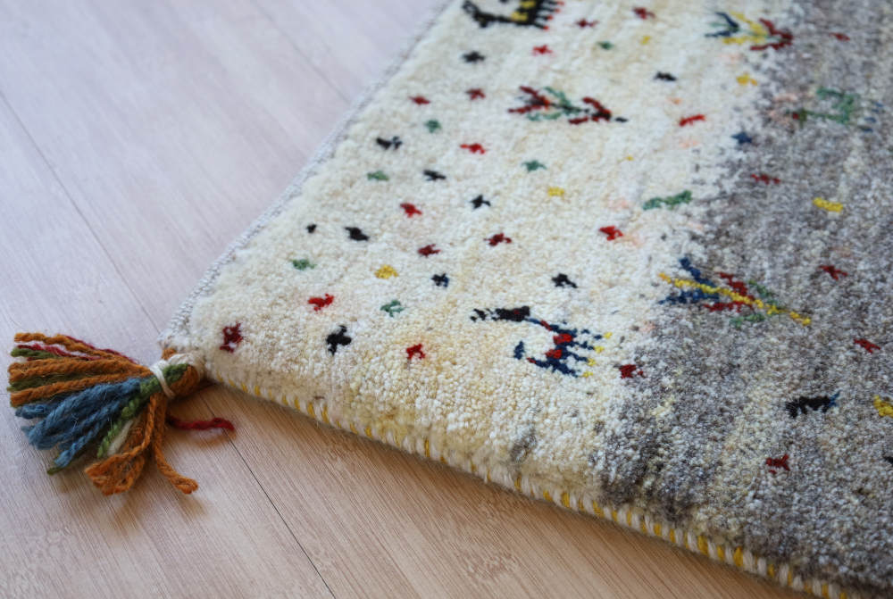 ギャッベミニマット　白×グレー×黄色　65×42cm 端部分を近くでみたところ