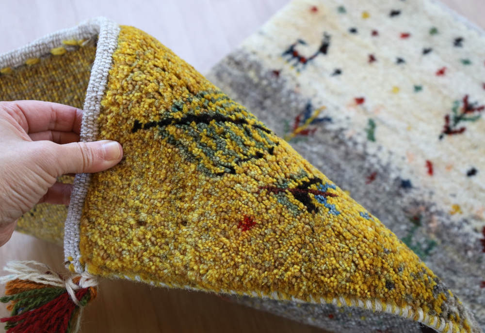 ギャッベミニマット　白×グレー×黄色　65×42cm 毛並みや模様の細部