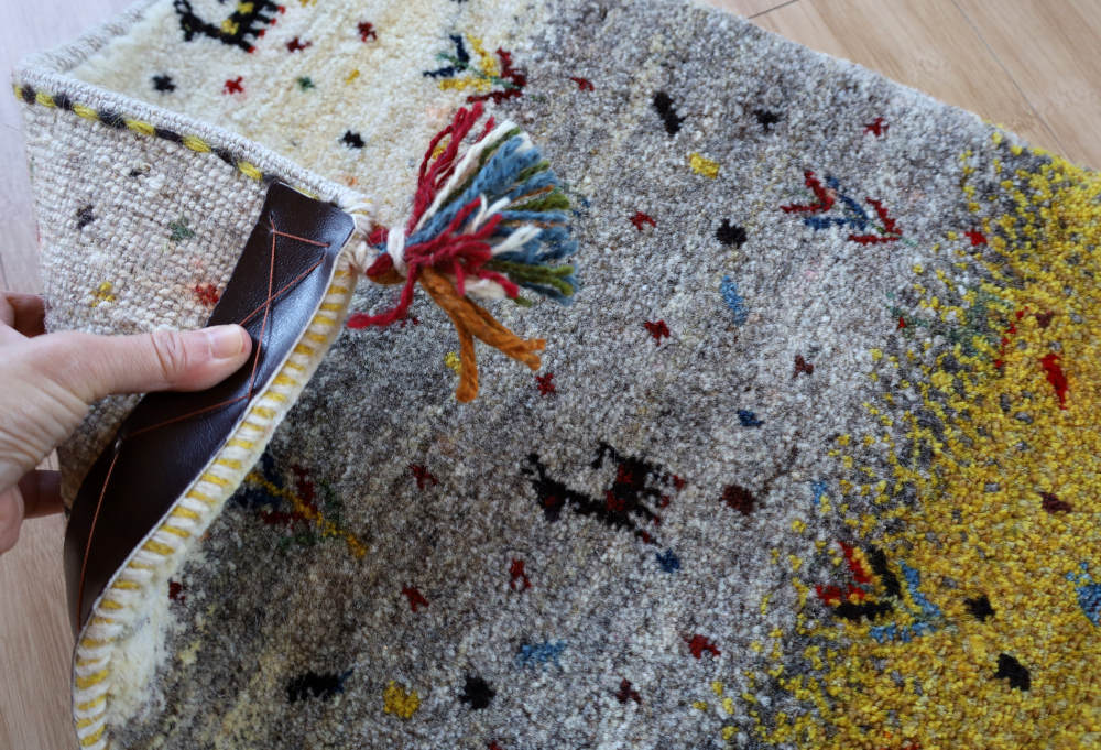 ギャッベミニマット　白×グレー×黄色　65×42cm きれいに織り出された柄