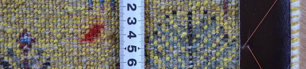 ギャッベミニマット　白×グレー×黄色　65×42cm 裏面の織りの様子