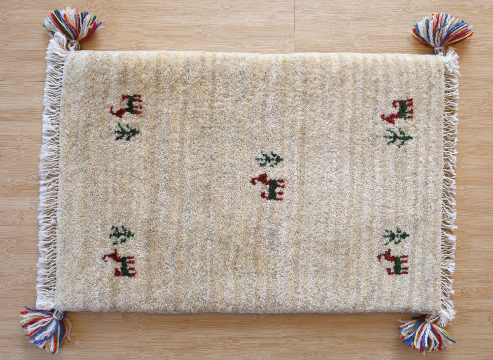 ギャッベミニマット　アイボリー　59×41cm 全体像