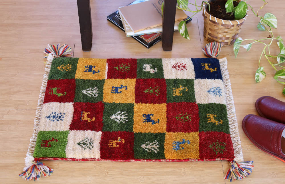 ギャッベミニマット　チェス模様　57×41cm 部屋に敷いたイメージ