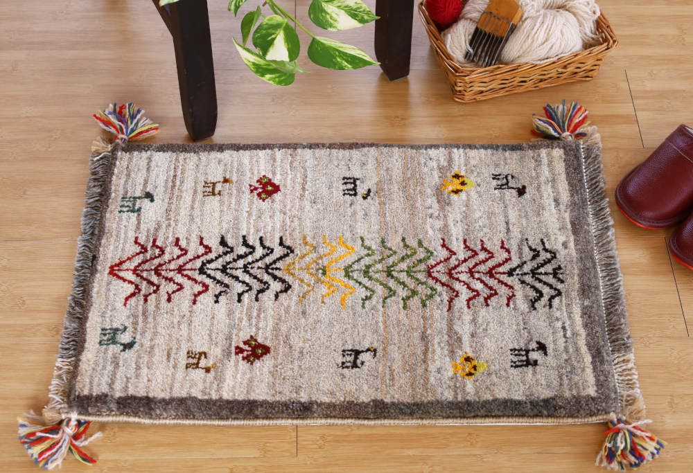 ギャッベミニマット　ナチュラルカラー　60×43cm 部屋に敷いたイメージ