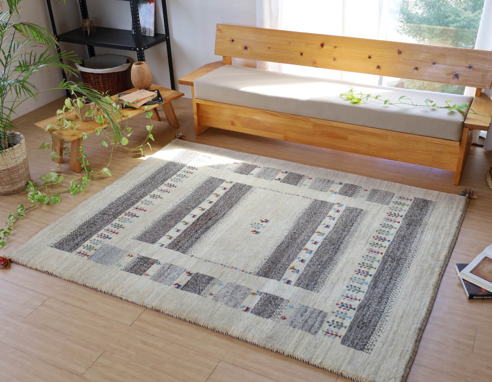 ギャッベ　イラン産　アイボリーとグレー　204×155cm　cg21775　部屋に敷いた俯瞰図