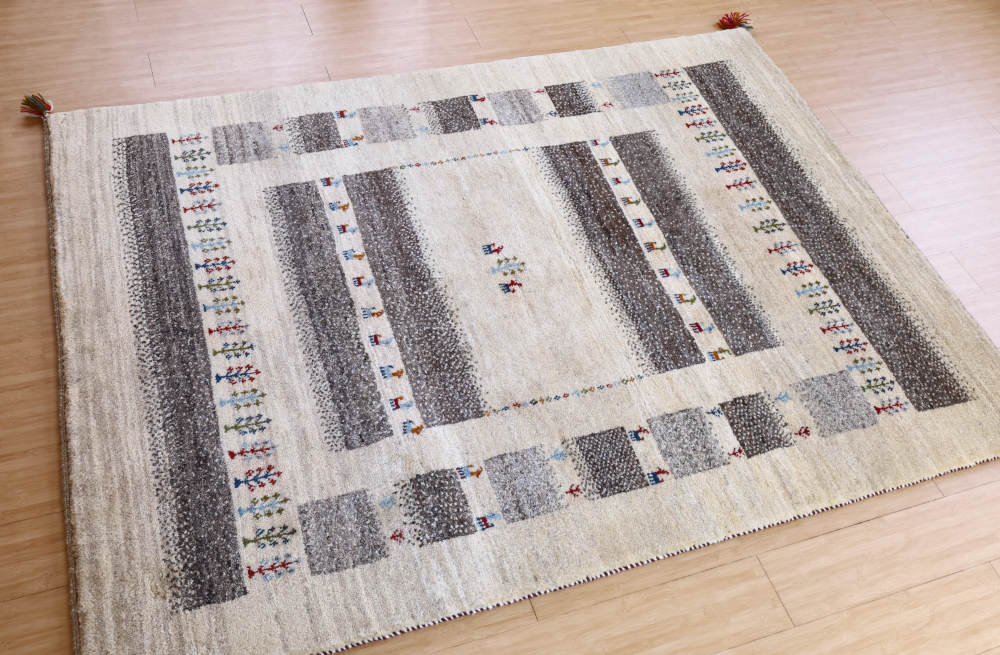 ギャッベ　イラン産　アイボリーとグレー　204×155cm　cg21775　上から見た全体像