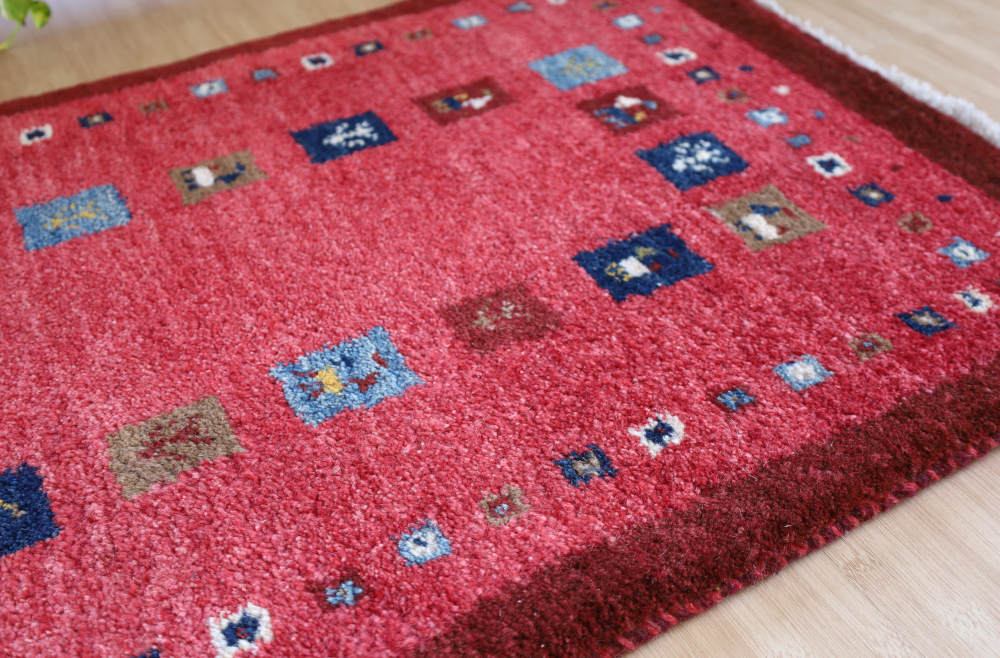 ギャッベ玄関マット　93×61cm　えんじ×薄赤　部分