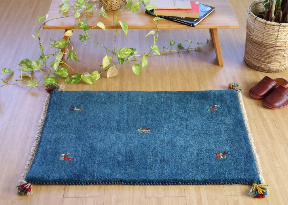 青いギャッベ玄関マット（91×61cm）をナチュラルな色の床に敷いたところ