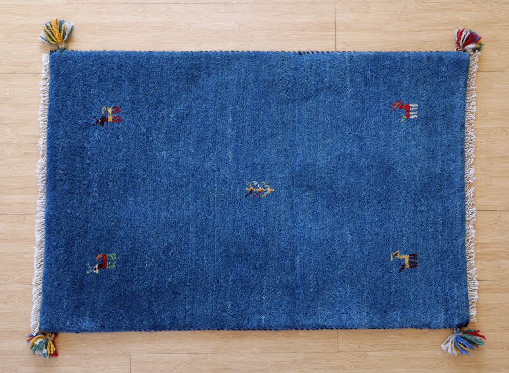 青いギャッベの玄関マット　91×61cm　部分を近くから見たところ