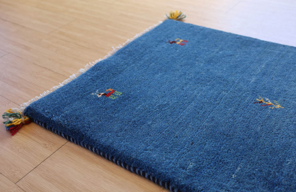 青いギャッベの玄関マット　91×61cm　上から見た全体像