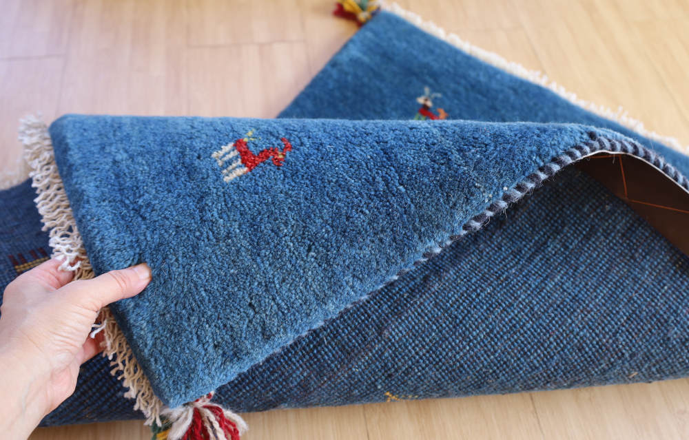 青いギャッベの玄関マット　91×61cm　模様の近影