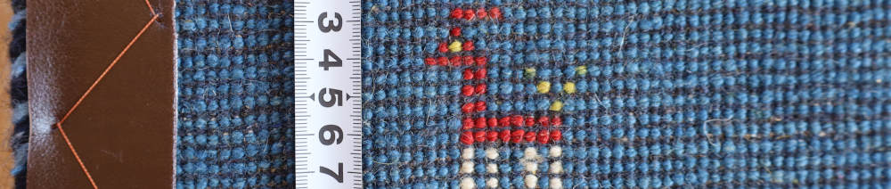 青いギャッベの玄関マット　91×61cm　裏面の織り目の様子