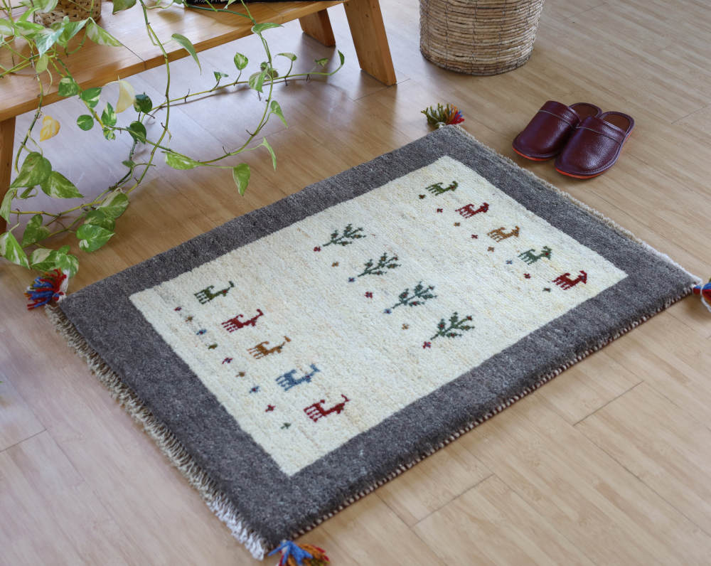 ギャッベ玄関マット（86×62cm）をナチュラルな色の床に敷いたところ