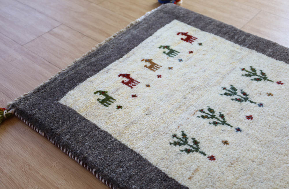 ざくろの模様のギャッベ玄関マット　86×62cm　グレーとアイボリー　部分を近くから見たところ