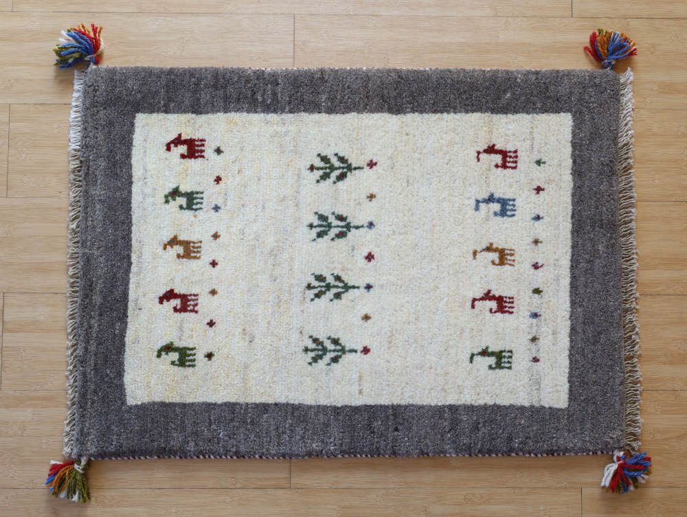 ざくろの模様のギャッベ玄関マット　86×62cm　グレーとアイボリー　上から見た全体像