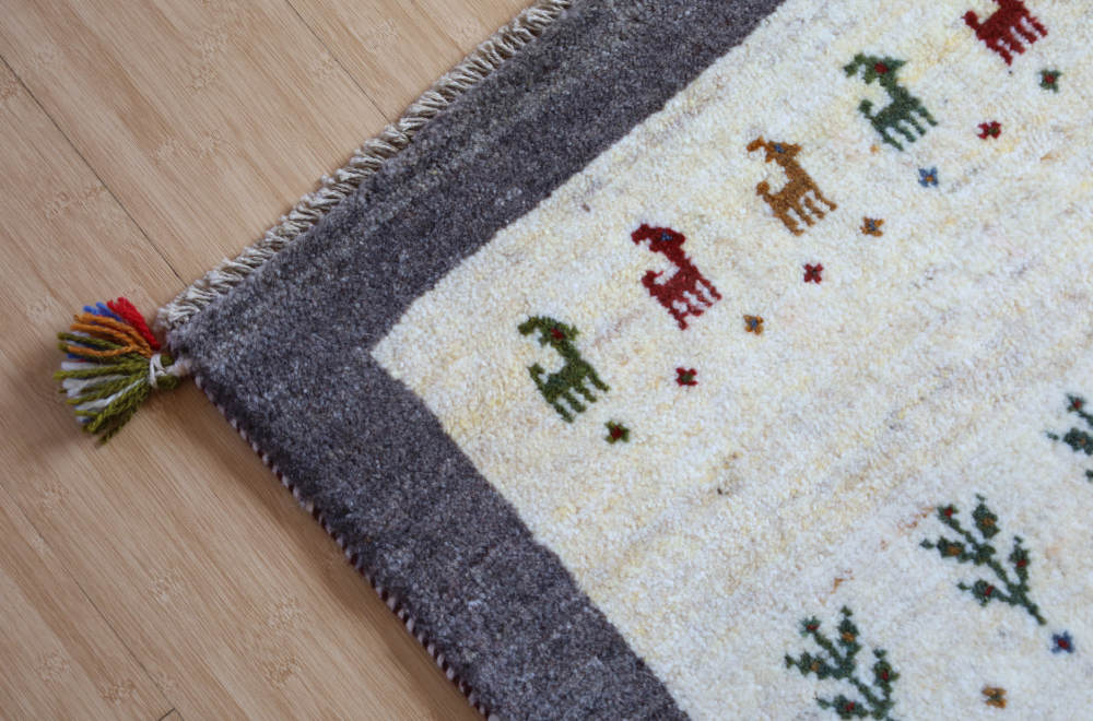 ざくろの模様のギャッベ玄関マット　86×62cm　グレーとアイボリー　部分