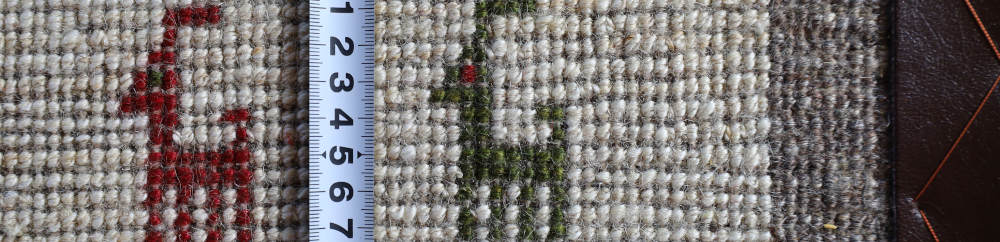 ざくろの模様のギャッベ玄関マット　86×62cm　グレーとアイボリー　裏面の織り目の様子