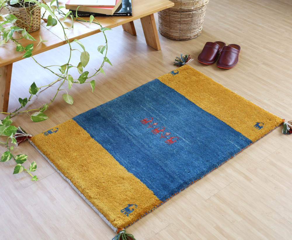 黄×青のギャッベ玄関マット（91×59cm）をナチュラルな色の床に敷いたところ