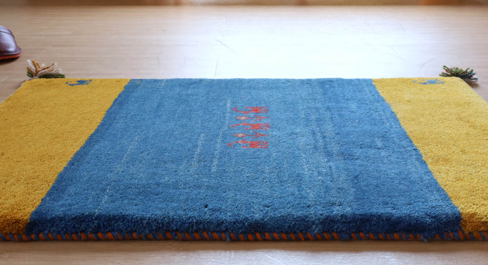 ギャッベ玄関マット　91×59cm　黄×青　厚みを横から見たところ