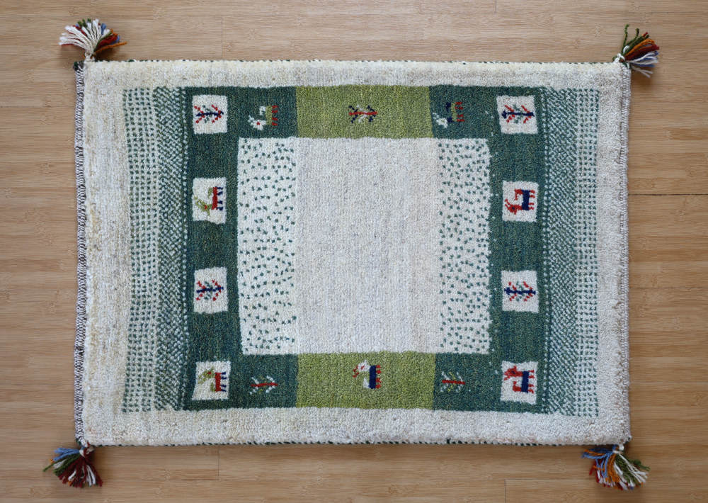 ギャッベ玄関マット　89×62cm　アイボリー×緑　上から見た全体像