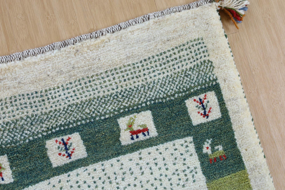 ギャッベ玄関マット　89×62cm　アイボリー×緑　部分を近くから見たところ