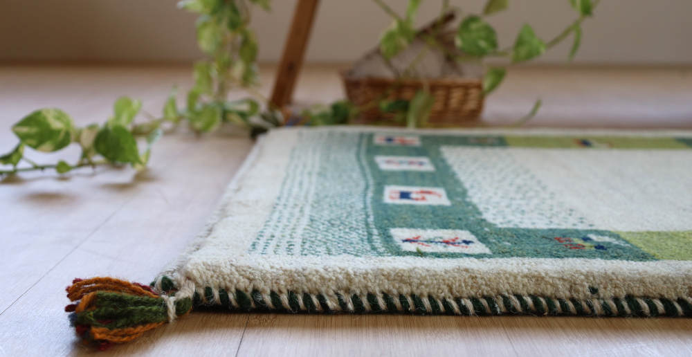 ギャッベ玄関マット　89×62cm　アイボリー×緑　厚みを横から見たところ