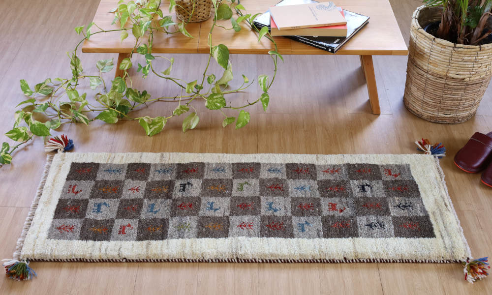 ギャッベ　116×43cm　グレー×アイボリー　階段の手すり横に敷いた様子