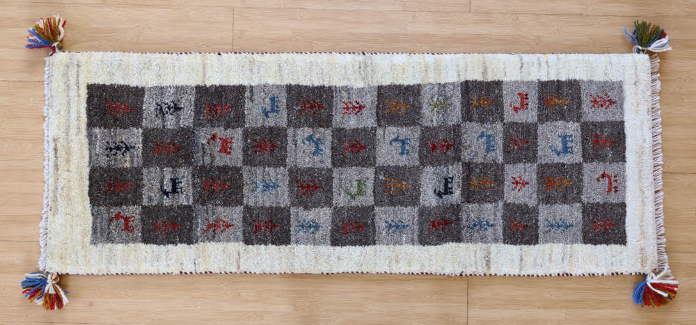 ギャッベ　116×43cm　グレー×アイボリーを上から見た全体像