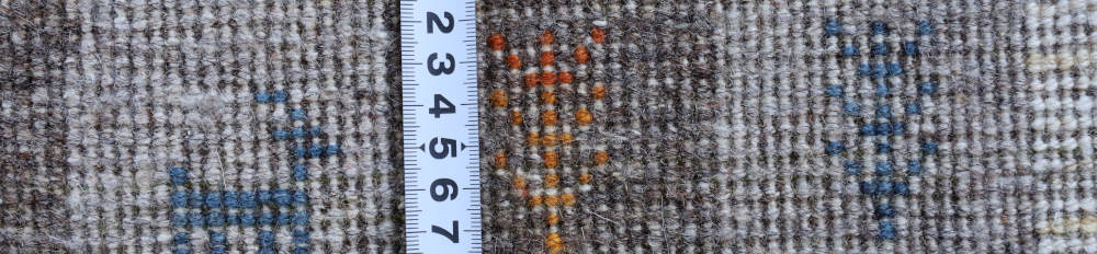 ギャッベ　116×43cm　裏面の織り目を計測しているところ