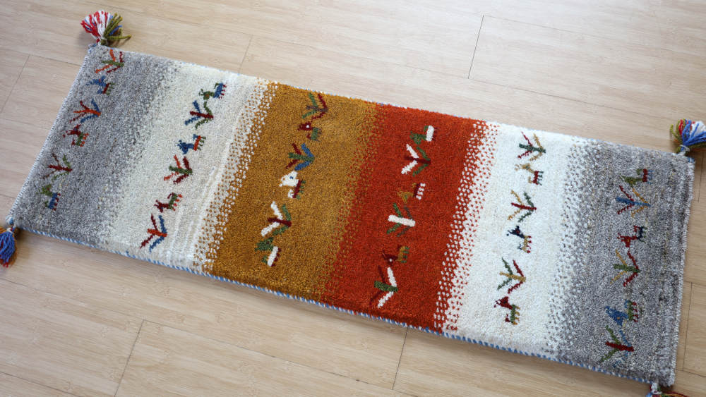 ギャッベ　122×41cm　生成り・からし色・レンガ色を上から見た全体像