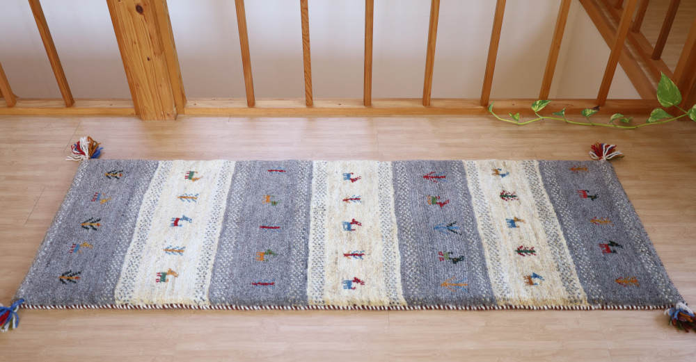 ギャッベ　151×52cm　グレー×アイボリー　階段の手すり横に敷いた様子