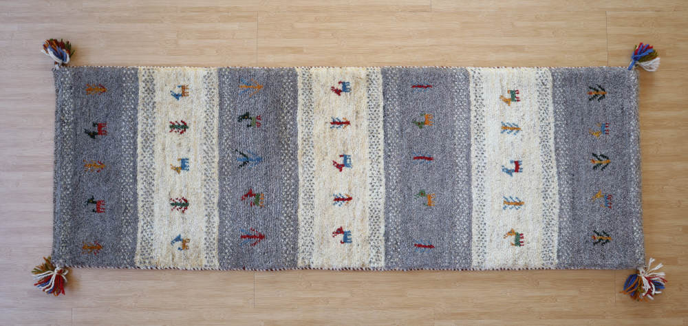 ギャッベ　151×52cm　グレー×アイボリーを上から見た全体像