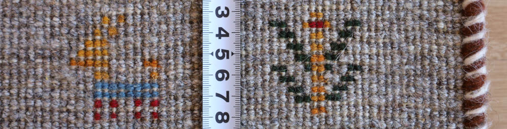 ギャッベ　151×52cm　裏面の織り目を計測しているところ