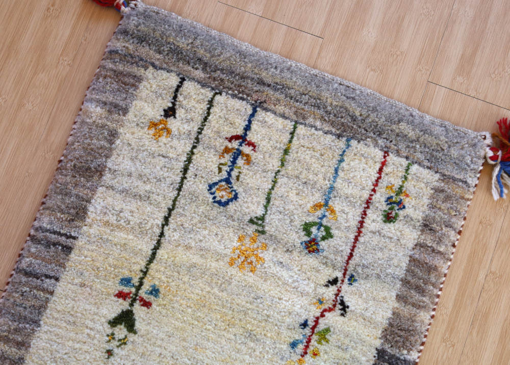 ギャッベ　150×53cm　グレーとアイボリーを上から見た全体像