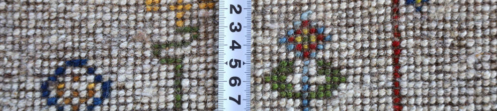 ギャッベ　150×53cm　裏面の織り目を計測しているところ