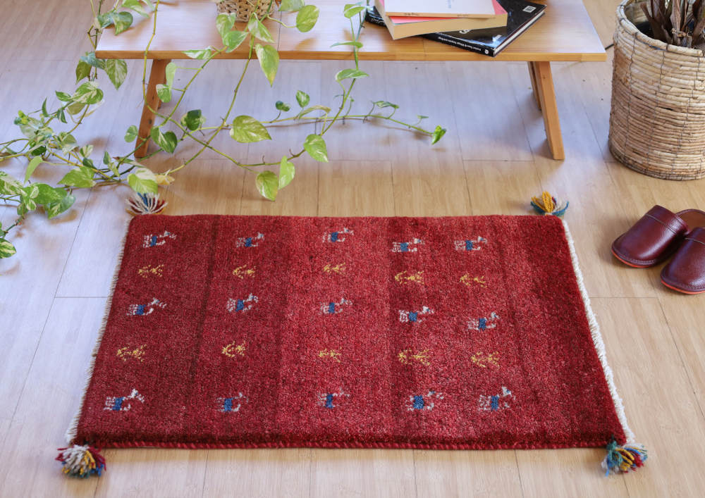 赤いギャッベ玄関マット（82×59cm）をナチュラルな色の床に敷いたところ