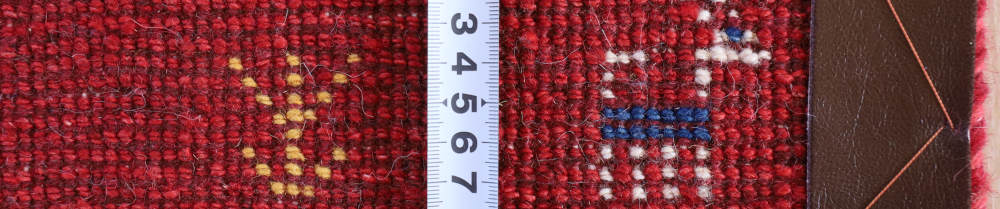 赤いギャッベ玄関マット　82×59cm　裏面の織り目の様子