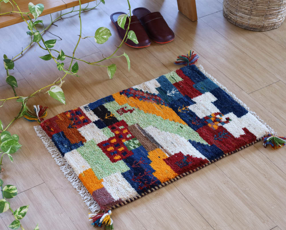 ミックスカラーのミニギャッベ（60×41cm）を椅子の足元に敷いたところ